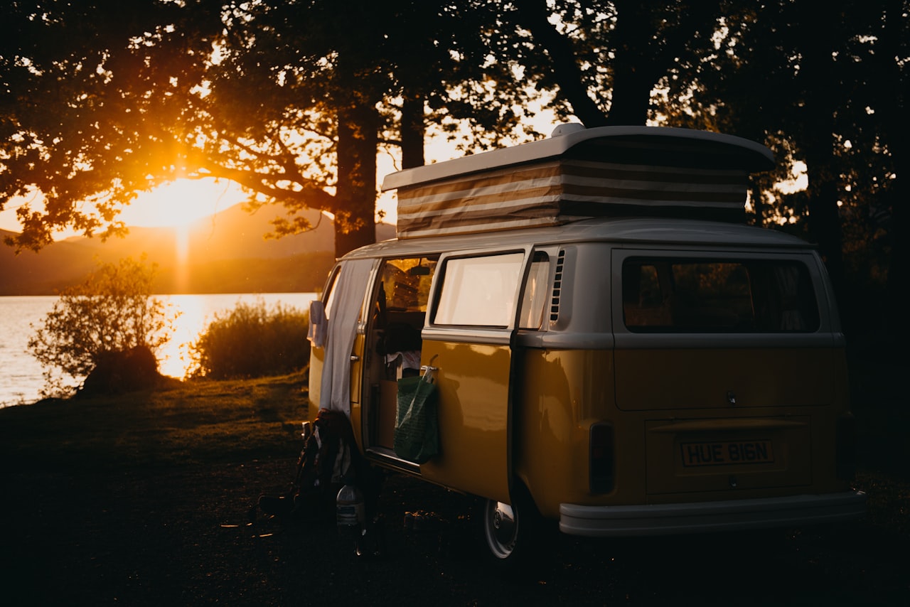 Campervan ao pôr-do-sol junto a um lago